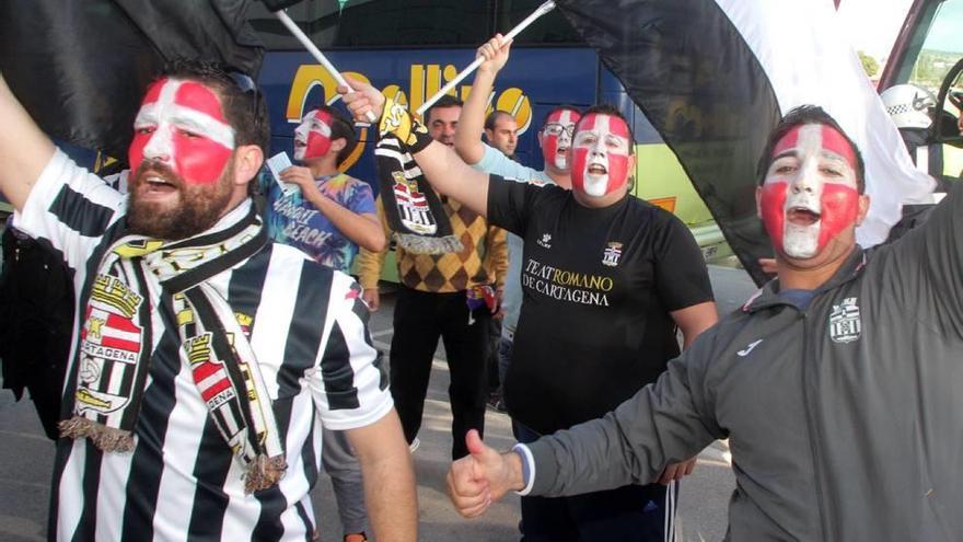 Aficionados del FC Cartagena con banderas a su llegada a Nueva Condomina.