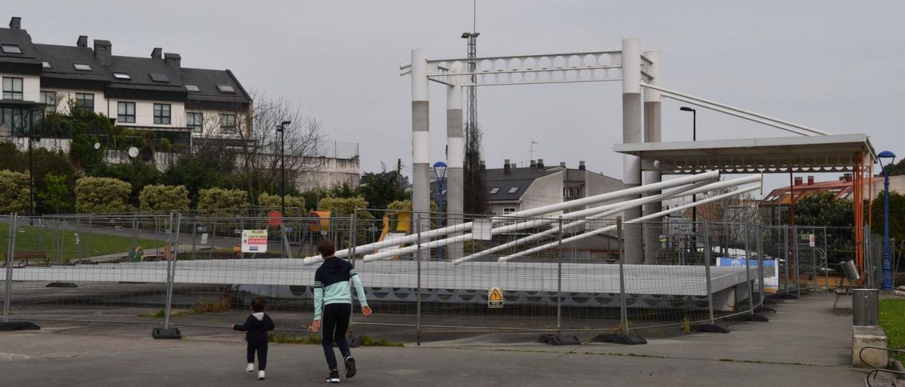 La cubierta, tendida en el suelo del parque de As Brañas, el pasado mes de marzo.