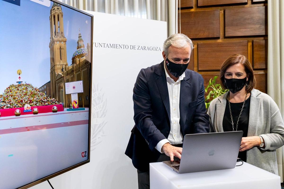 El alcalde de Zaragoza, Jorge Azcón, y la vicealcaldesa, Sara Fernández, realizan la ofrenda virtual a la Virgen del Pilar