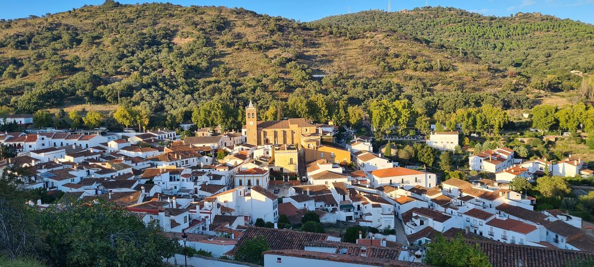 Vista panorámica de la localidad de Almonaster la Real
