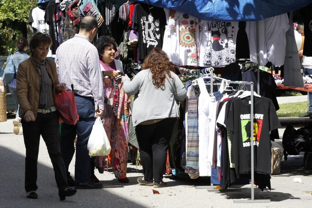 El traslado del mercadillo al fin de semana logra atraer más visitantes que el de los lunes