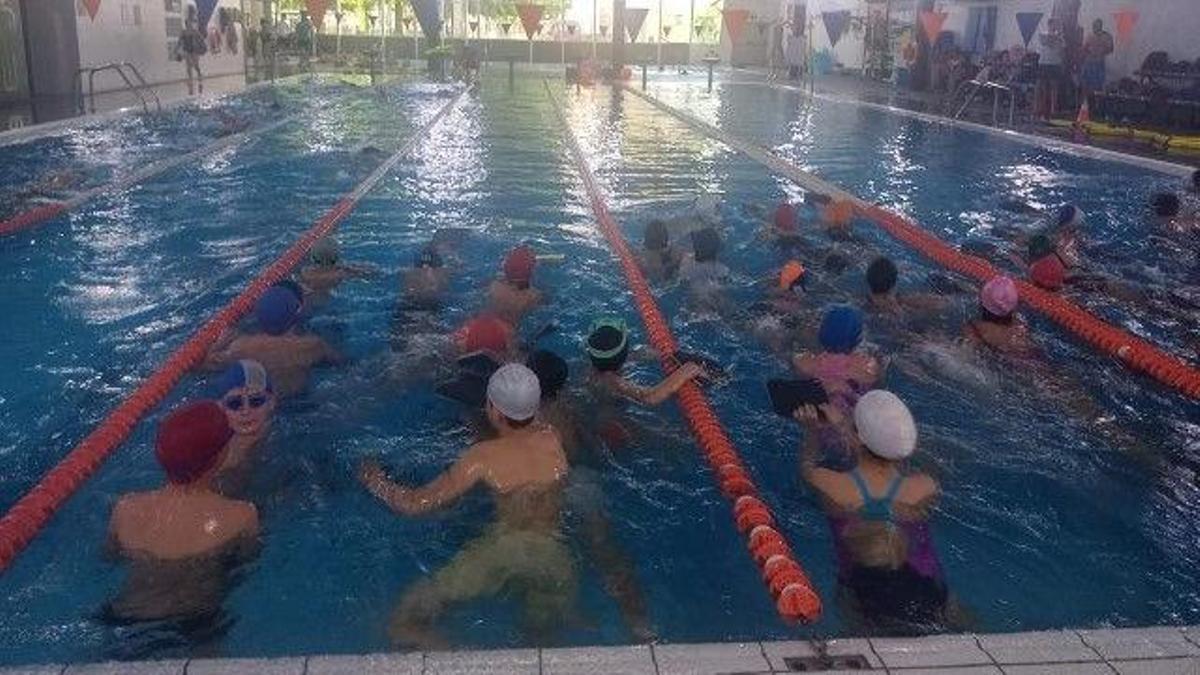 Los escolares del colegio San José en las prácticas de salvamento.