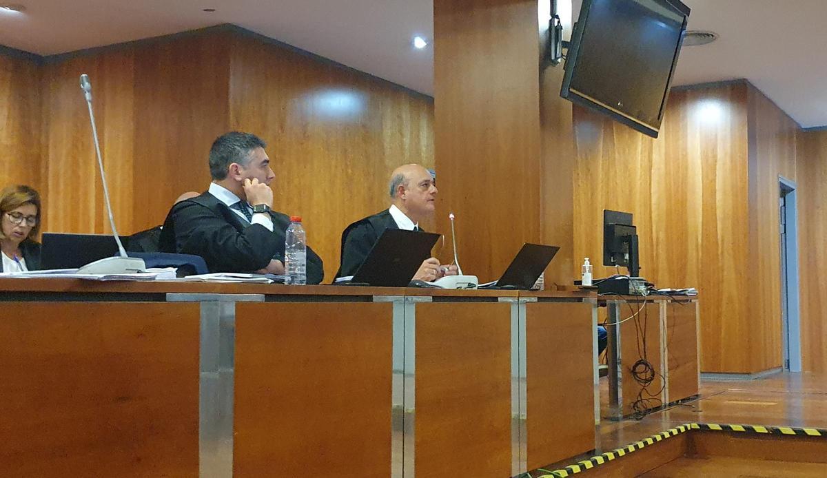 Antonio Choclán, abogado de Joaquín Parra, a la derecha de la imagen, este martes.