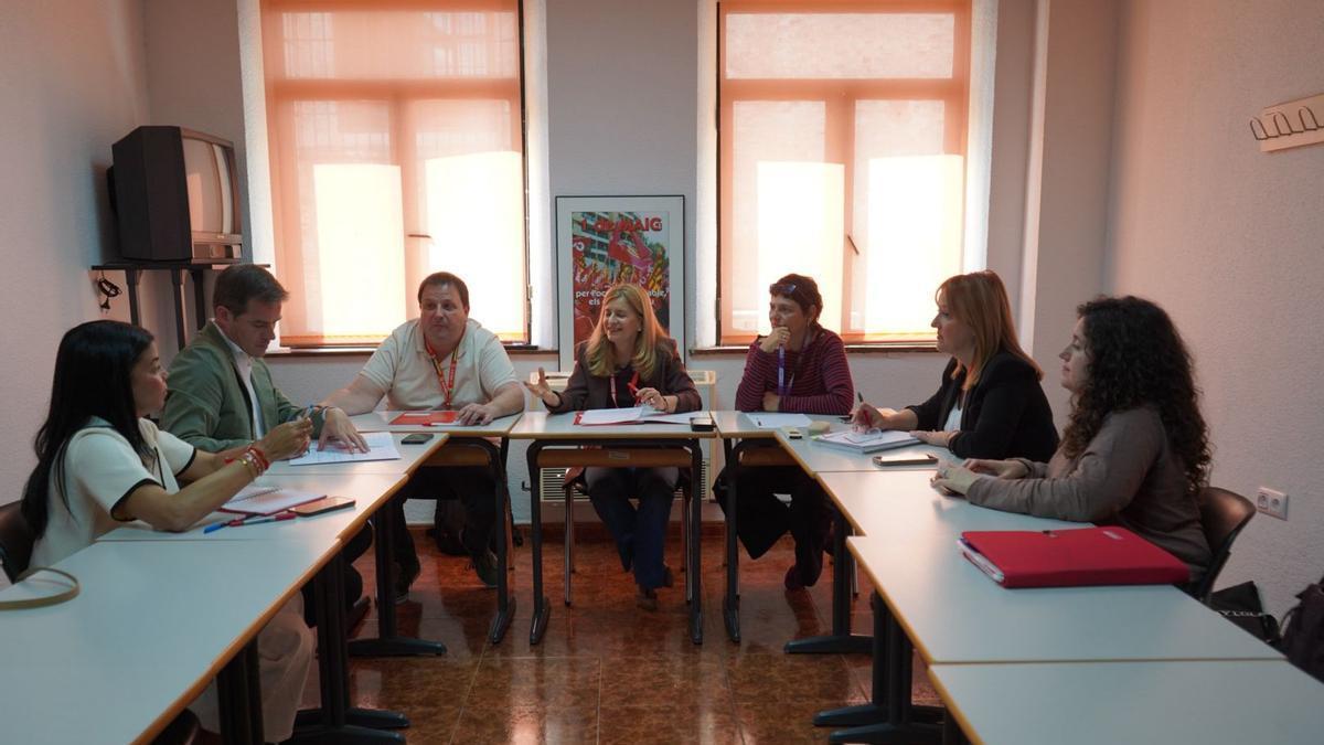 La reunión de representantes sindicales con el alcalde de Xàtiva, la regidora de Sanidad y las diputadas Yaissel Sánchez y Xelo Angulo