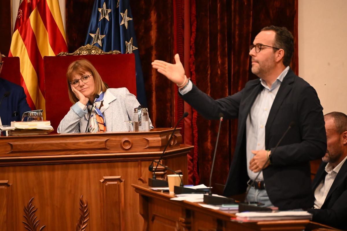 Una intervención de Héctor Díez a quien escucha Aurora Rodil (Vox)