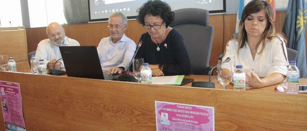 El científico Ángel Carracedo, segundo por la izquieda, intervino ayer en las Xornadas de Adicam. //S.A.