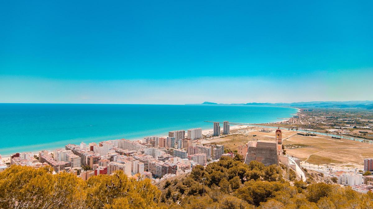 Vista general de Cullera, con la playa y el Montgó al fondo.