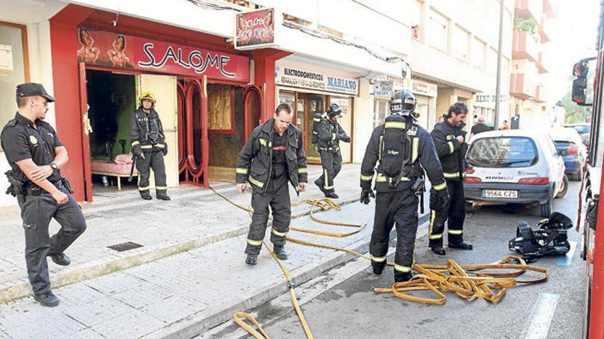 Los bomberos trabajan en la extinción del fuego en el club de la calle Galicia, ayer por la tarde.
