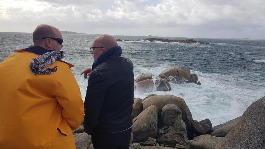 Dos hombres observan el Atlántico desde San Vicente de O Grove.