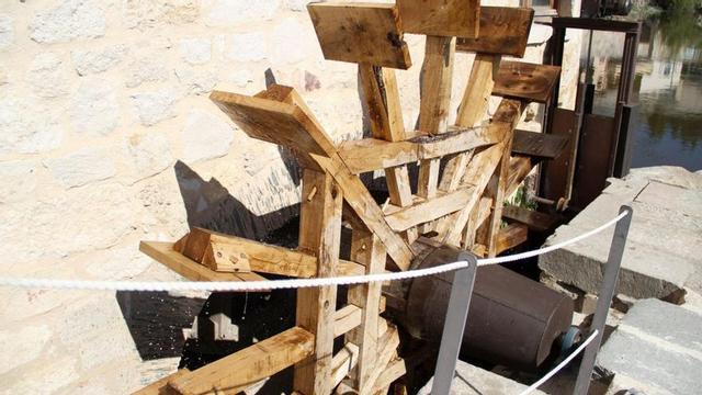 Rueda de madera movida por el agua en los molinos de las aceñas de Olivares. | NAHUEL IBÁÑEZ (ARCHIVO)