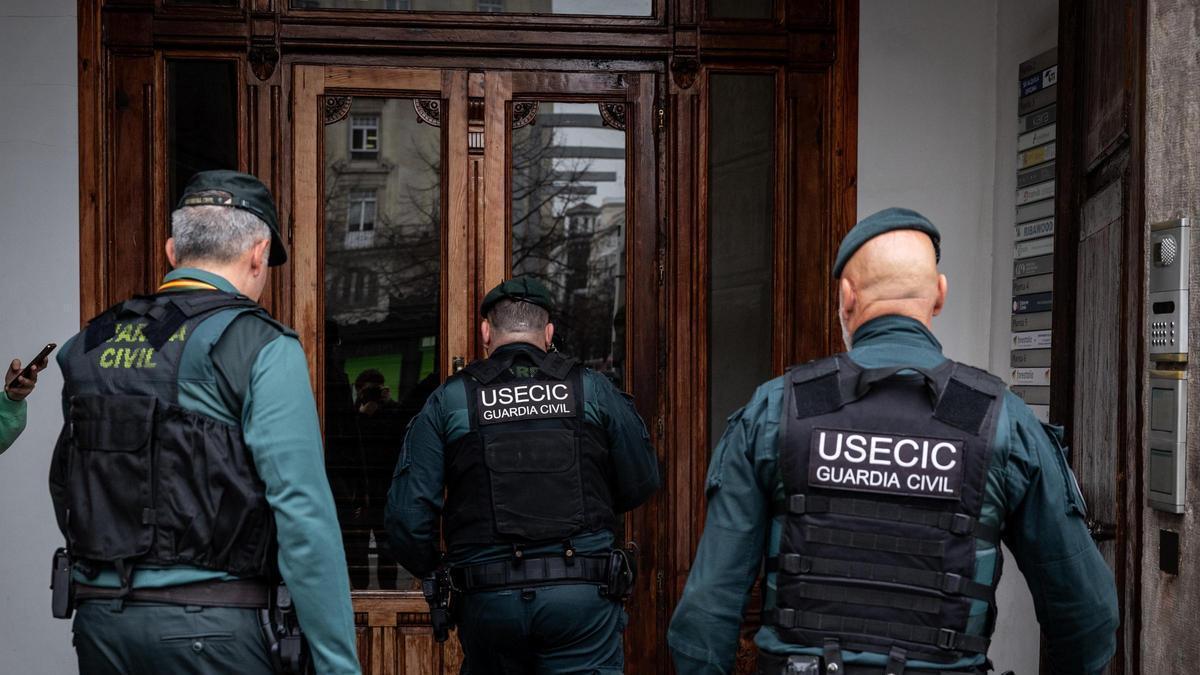 En imágenes | La Guardia Civil registra la sede de Forestalia en Zaragoza y el domicilio de Fernando Samper por el clúster del Maestrazgo