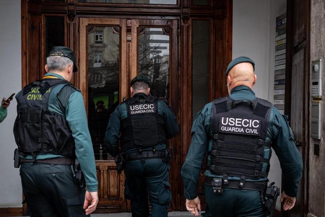 En imágenes | La Guardia Civil registra la sede de Forestalia en Zaragoza y el domicilio de Fernando Samper por el clúster del Maestrazgo