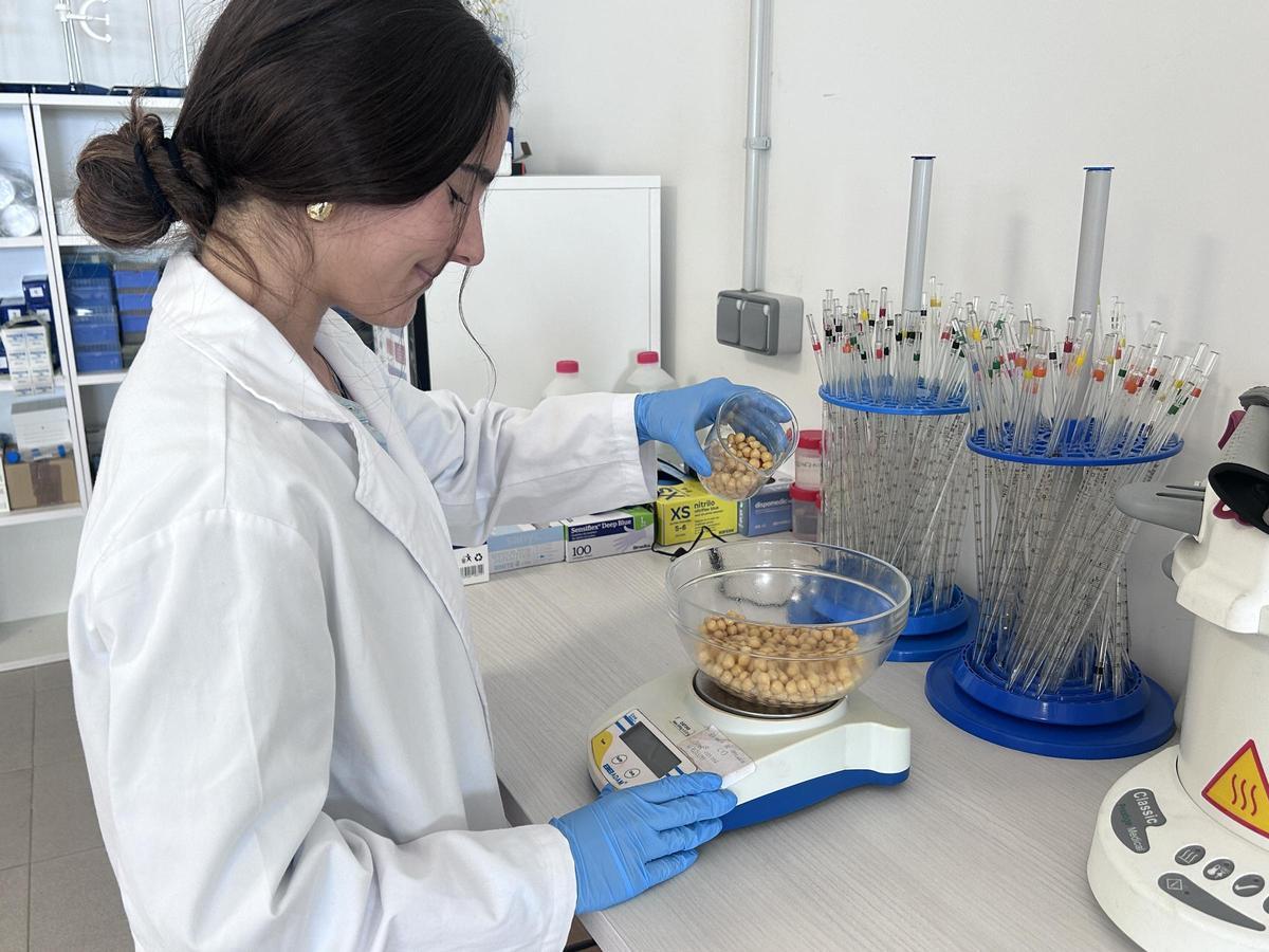 Una alumna del grado de Nutrición durante una de las clases.