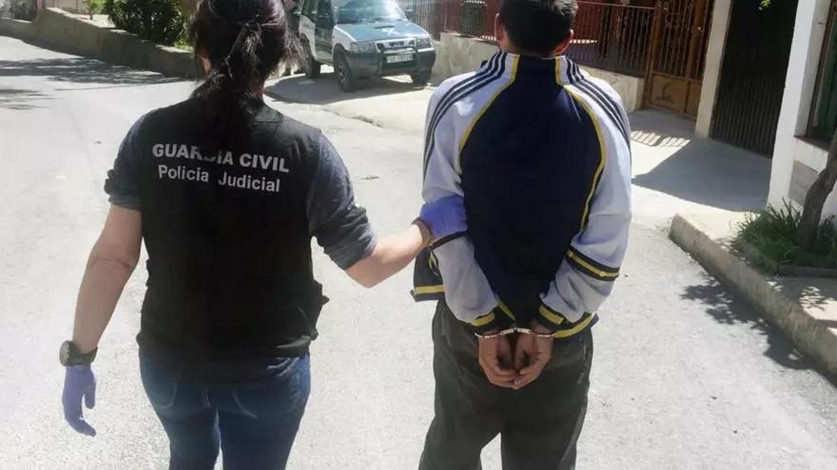 El presunto autor, cuando fue detenido por la Guardia Civil en 2017.