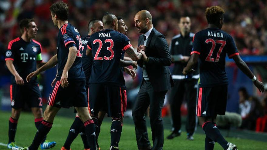 Guardiola felicita a Thiago y a Vidal tras uno de los goles del Bayern en Lisboa.