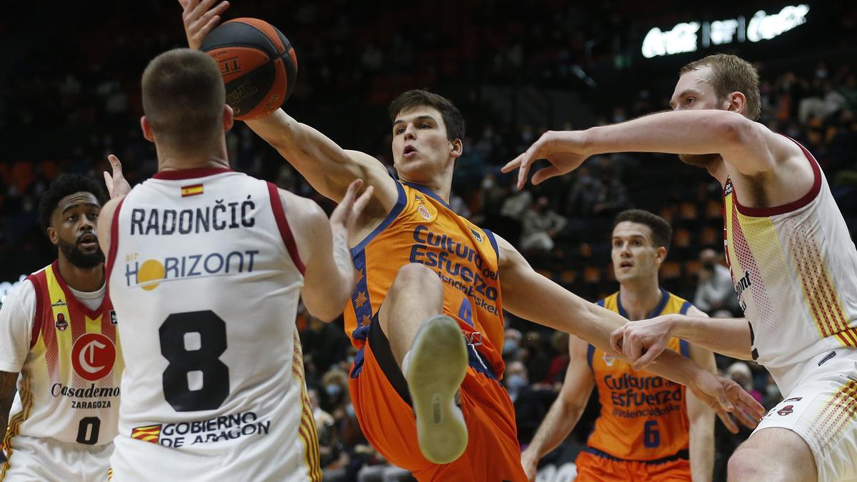 Pradilla pelea el balón con Radoncic y Hlinason.