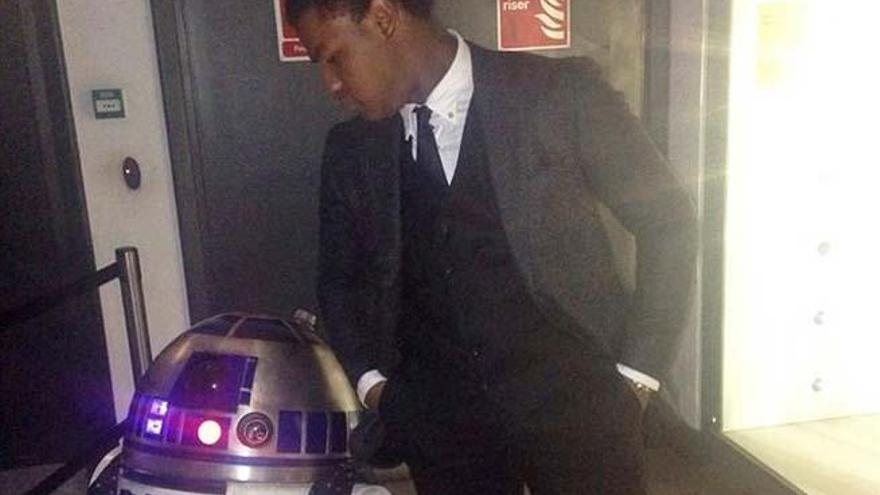 Boyega con R2D2.