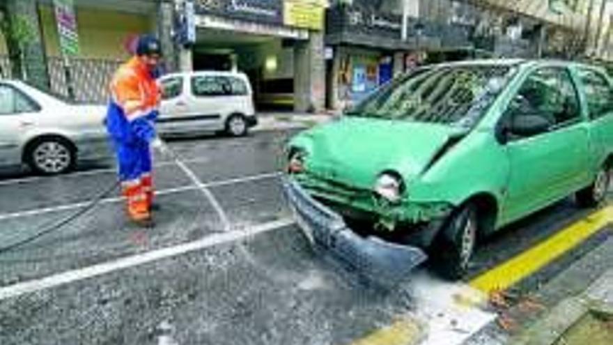 Daños materiales tras colisionar dos coches ayer por la mañana en la avenida de España
