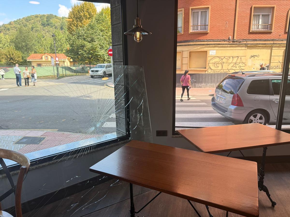 La luna rota de la cafetería.