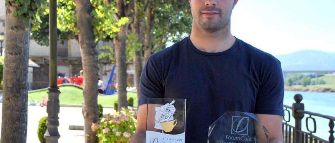 Miguel Pérez, ayer en Navia, con los trofeos conseguidos el martes.