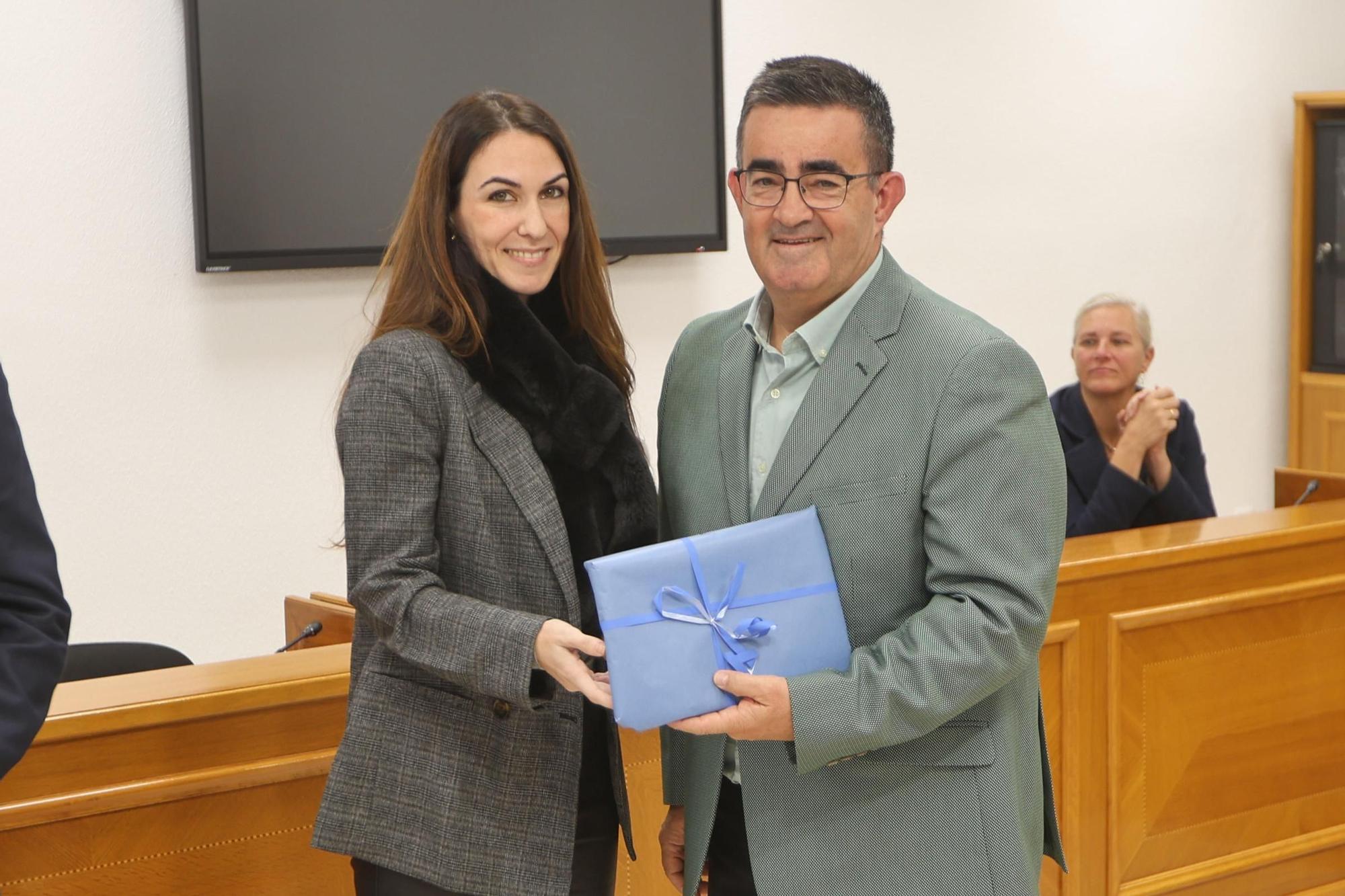 Acto institucional de celebración del Día de la Constitución en Torrevieja y entrega de banderas a los centros educativos