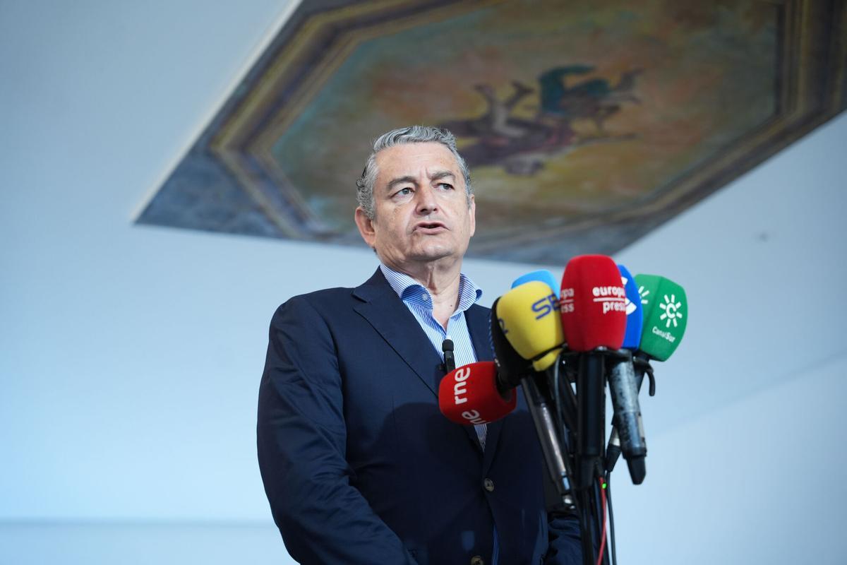El consejero de Sanidad, Presidencia y Emergencias de la Junta de Andalucía, Antonio Sanz, atiende a los medios tras presidir en Sevilla la reunión de coordinación del Plan Romero 2026.