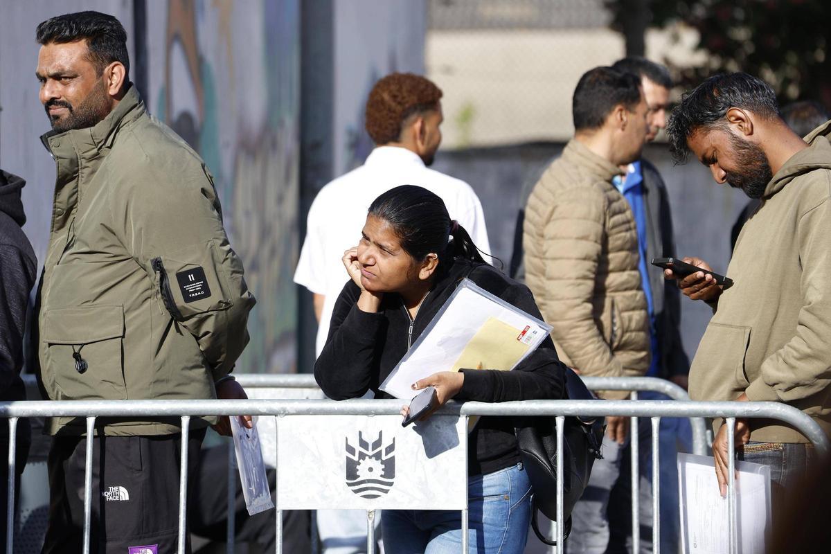 Les imatges de les cues a Salt davant l'oficina que assessora sobre la regularització extraordinària de migrants Les imatges de les cues a Salt davant l'oficina que assessora sobre la regularització extraordinària de migrants