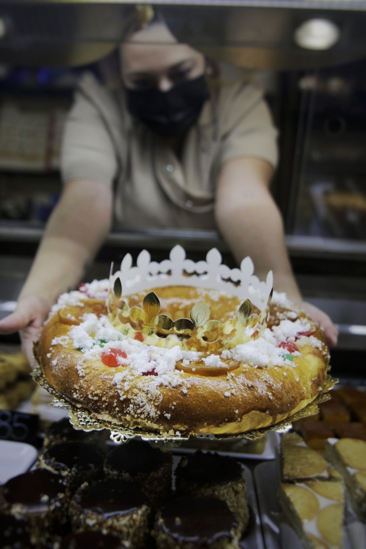 Colas en los comercios y cafeterías de Santa Cruz este sábado.