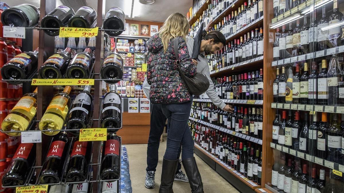 Vinos expuestos en un colmado de la calle de Ferran, en Barcelona. 