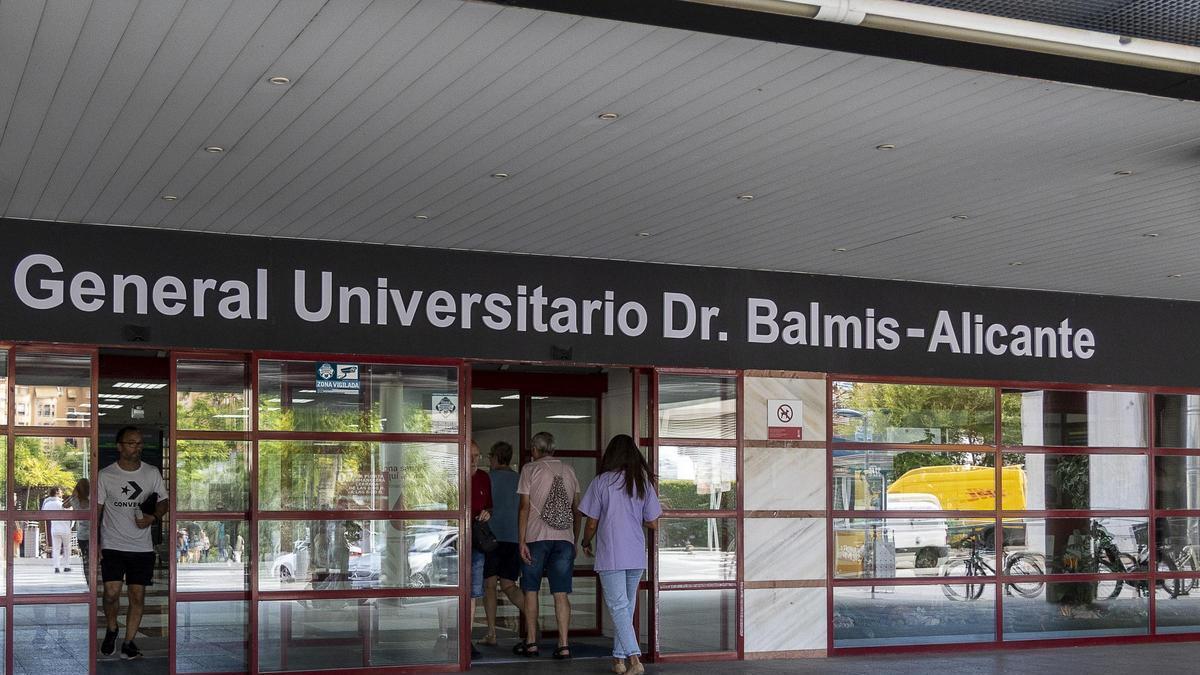 La mujer fue trasladada de urgencia al Hospital Dr Balmis de Alicante, donde falleció / Alex Domínguez
