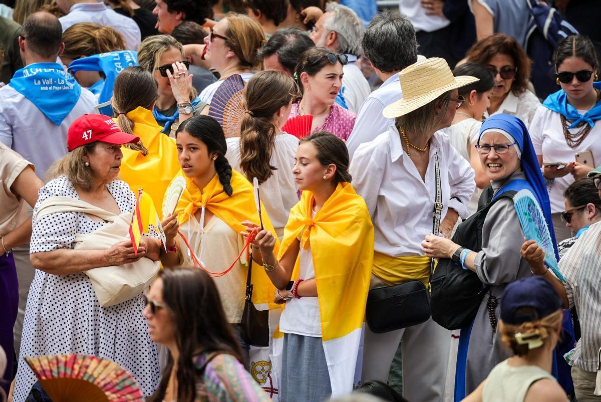 Fieles esperan en la catedral de Barcelona la llegada del papa León XIV