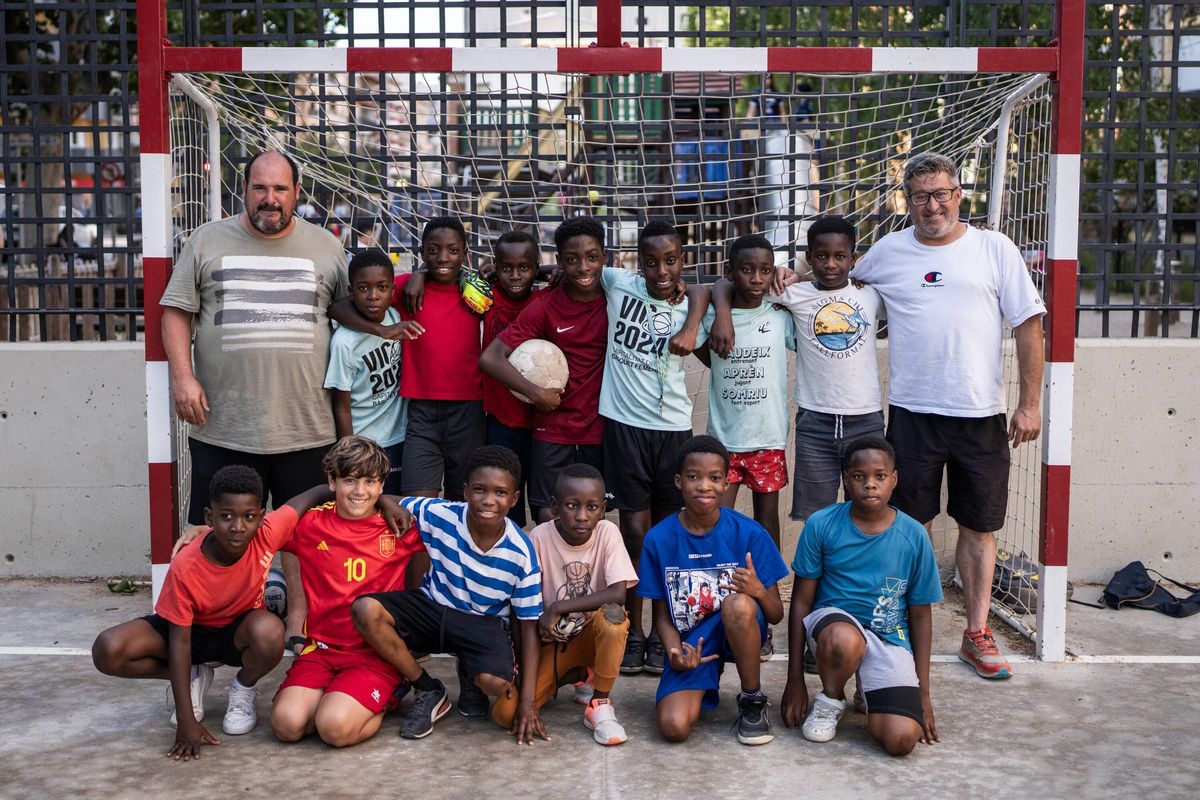 Jugadores del Clubt de Futbol Athlètic Riudeperes, junto al presidente Jordi Pérez y director deportivo Modest Senmatí, el pasado julio en una pista del parque del barrio del Remei de Vic.