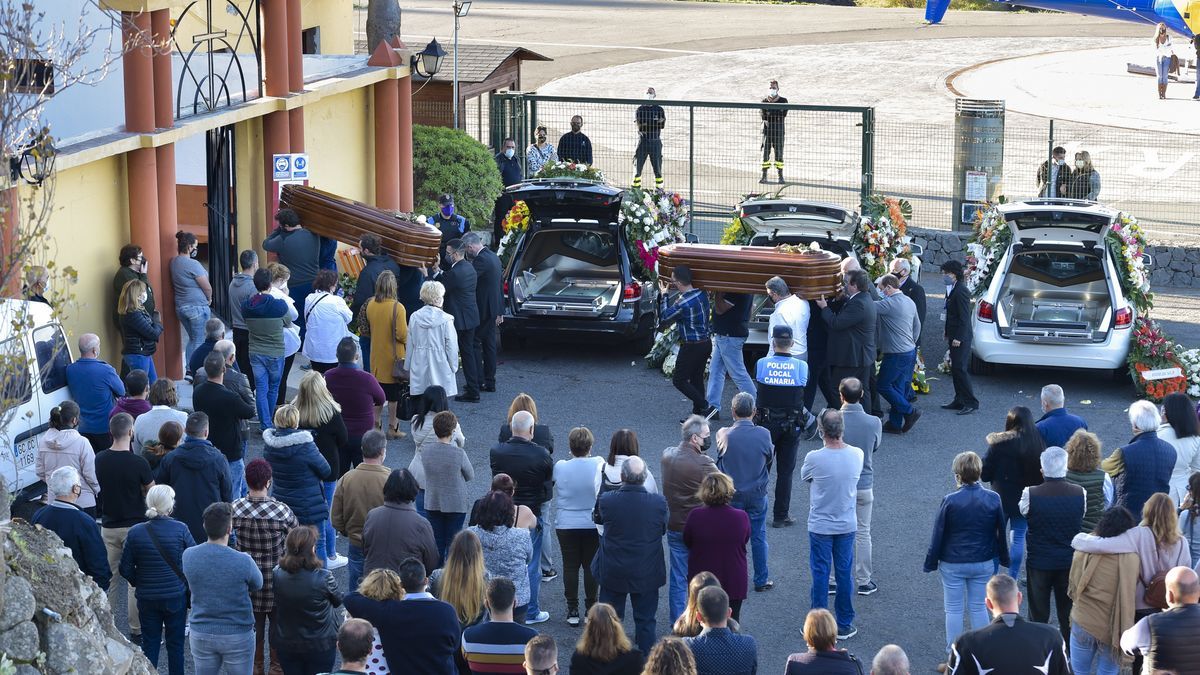 Multitudinaria despedida en Gran Canaria a la familia asturiana muerta en un barranco