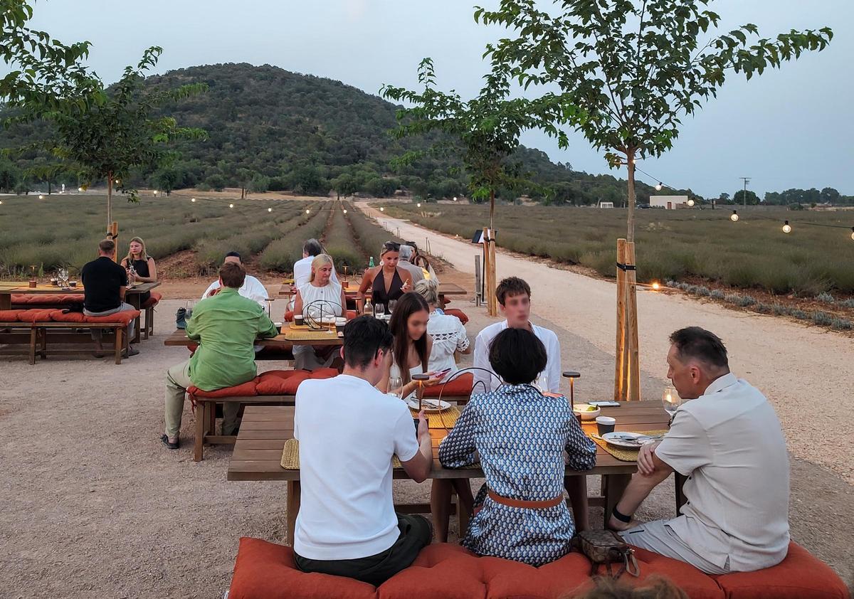 Moda Artesana de Mallorca viste la mesa del restaurante Singular cada jueves