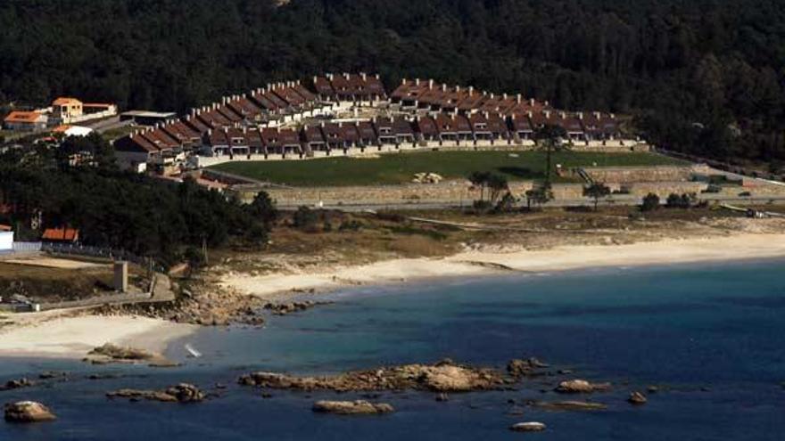 La urbanización se sitúa en Balea, al otro lado de la carretera que discurre paralela a la playa de Raeiros, muy cercana a San Vicente do Mar.