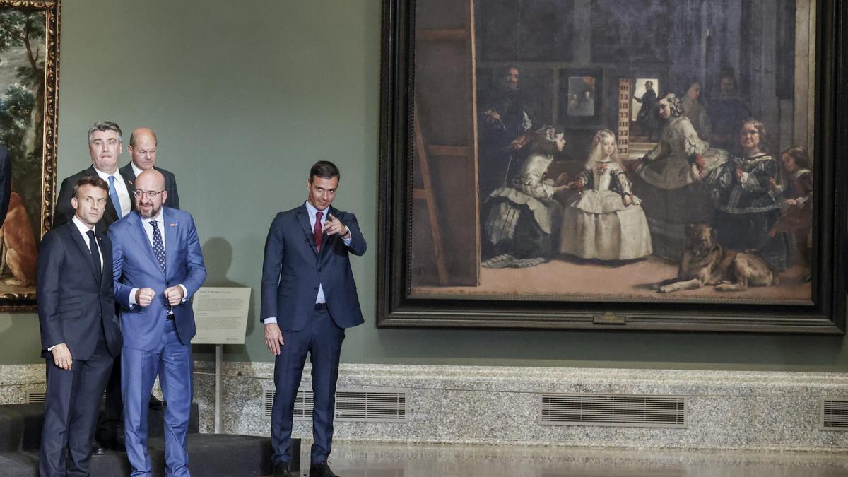 Pedro Sánchez con Emmanuel Macron y otros dirigentes en la cena en El Prado con motivo de la cumbre de la OTAN en Madrid.