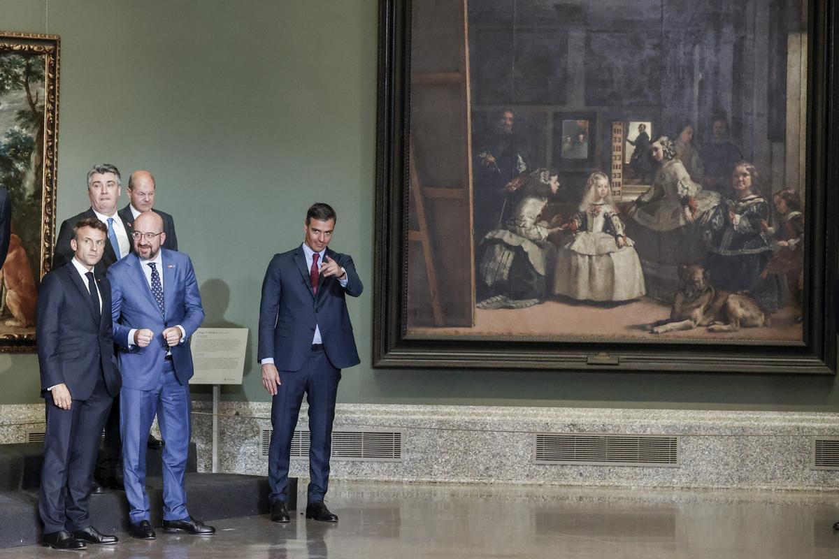 Pedro Sánchez con Emmanuel Macron y otros dirigentes en la cena en El Prado con motivo de la cumbre de la OTAN en Madrid. 