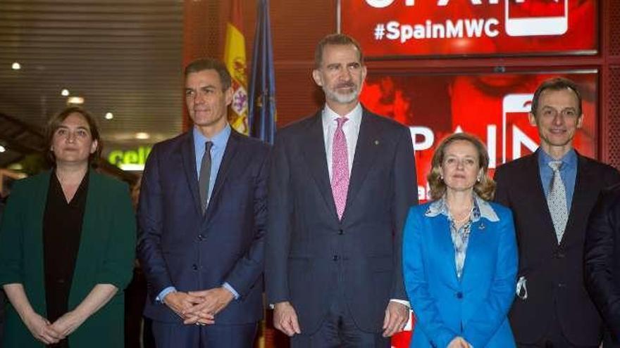 La foto que Torra evitó ayer. A la izquierda, la regidora barcelonesa, Ada Colau; y junto al Rey, el presidente del Gobierno, Pedro Sánchez; la ministra de Economía, Nadia Calviño, y el de Investigación, Pedro Duque. // Efe