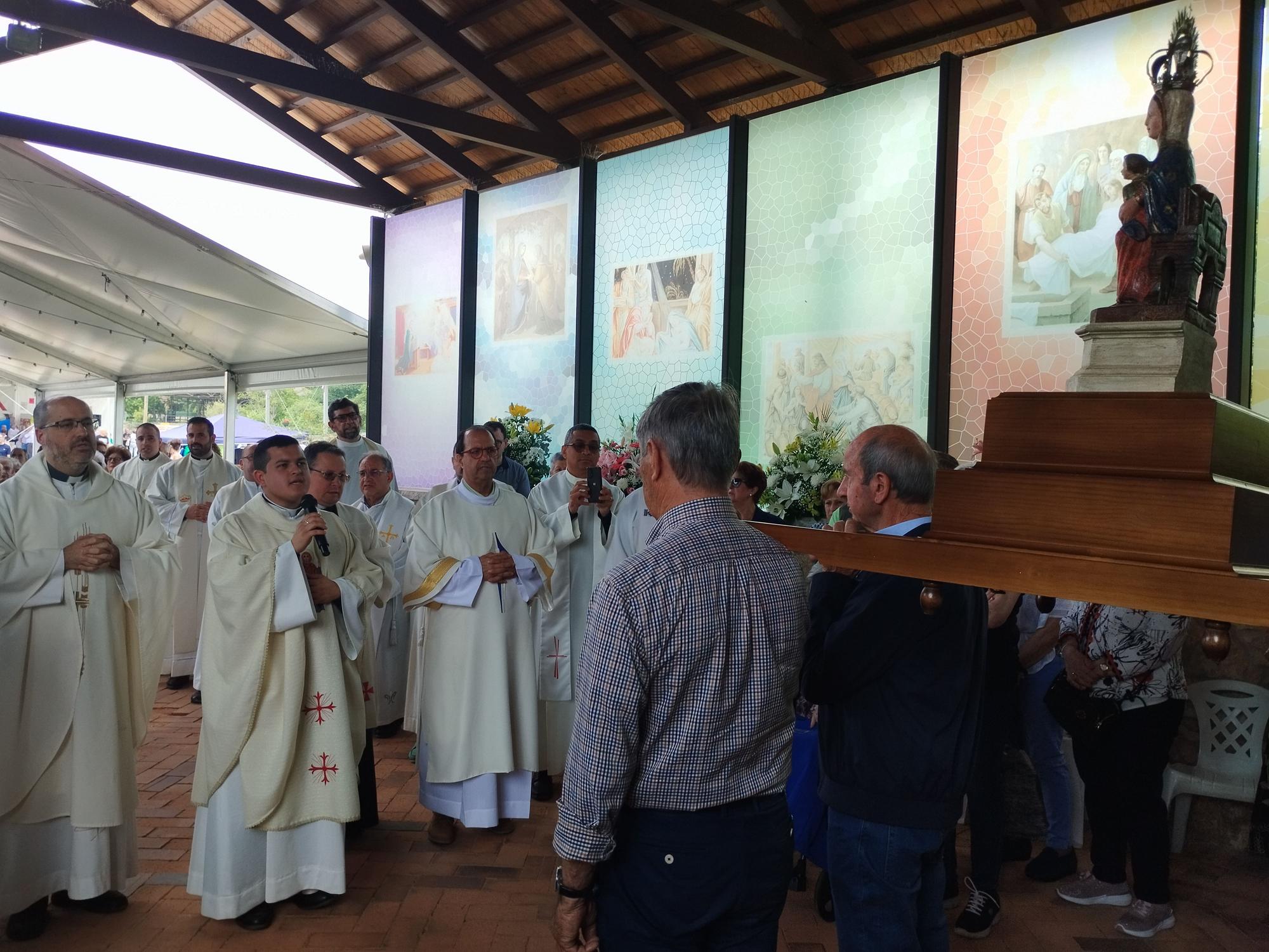 La misa solemne y procesión de la Virgen de la Cabeza en Meres, en imágenes