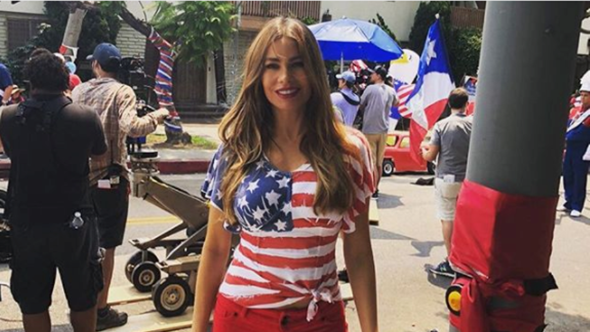 Sofia Vergara vestida con la bandera americana