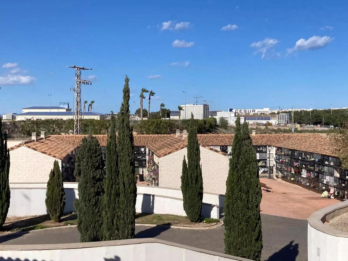 Vista parcial del cementerio de Torrevieja. Al fondo, los terrenos propuestos de ampliación