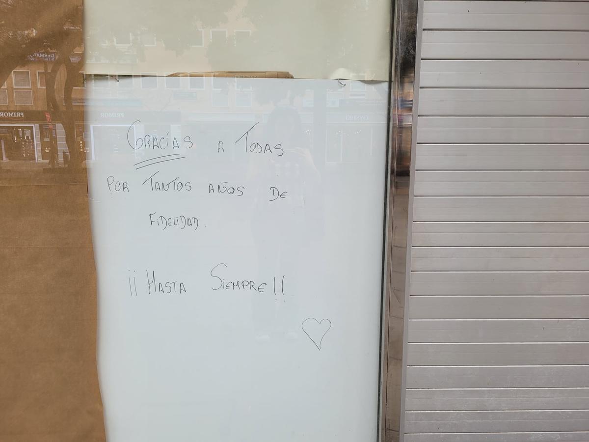 Mensajes de cariño de los clientes de Benetton ante el cierre de la tienda de Mesa y López.