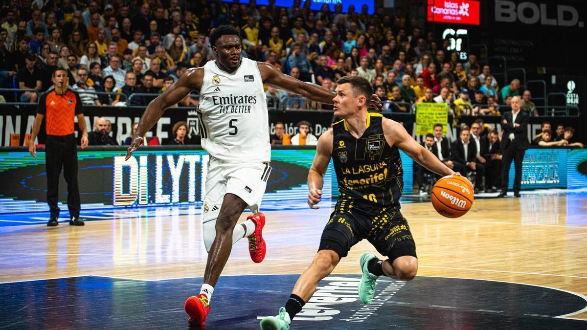 Fridriksson trata de penetrar a canasta en una acción del segundo partido entre Canarias y Real Madrid, disputado ayer jueves.