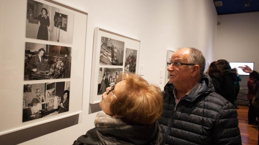 Visitantes a la muestra de fotografía