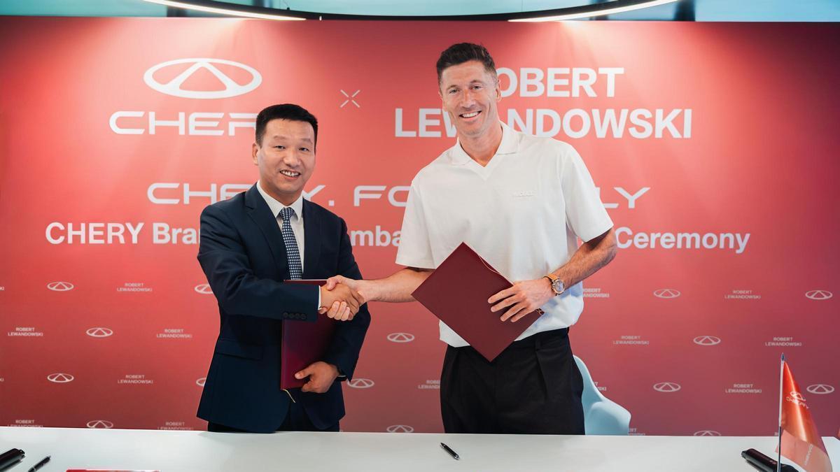 Zhu Shaodong, vicepresidente ejecutivo de Chery International y CEO para Europa, con el futbolista Robert Lewandowski