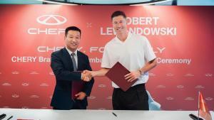 Zhu Shaodong, vicepresidente ejecutivo de Chery International y CEO para Europa, con el futbolista Robert Lewandowski
