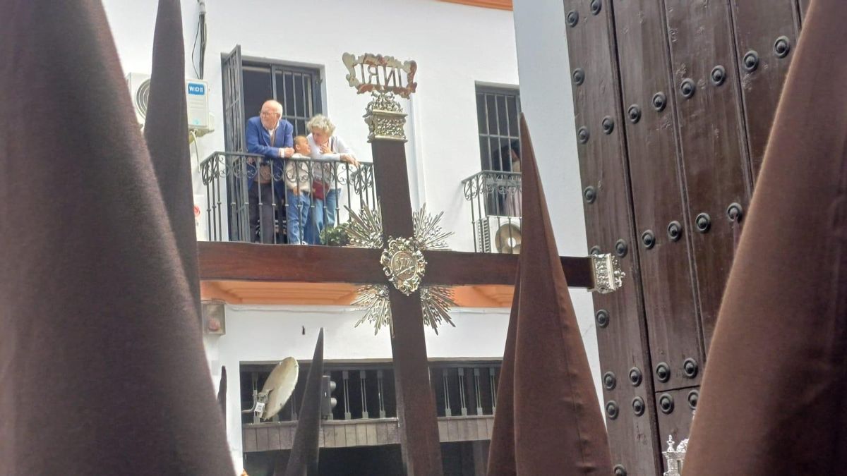 Se abren las puertas de San Antonio de Padua y la Hermandad del Buen Fin inicia su estación de penitencia