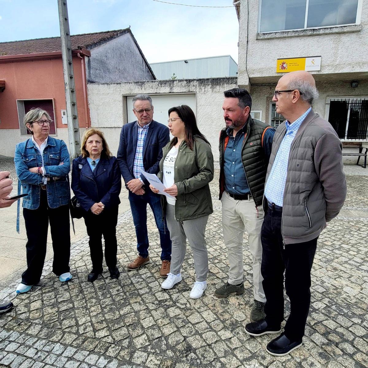 Alcaldes y diputados, del Pp anunciando la proposición ante el Congreso para reabrir el cuartelillo de Trasmiras