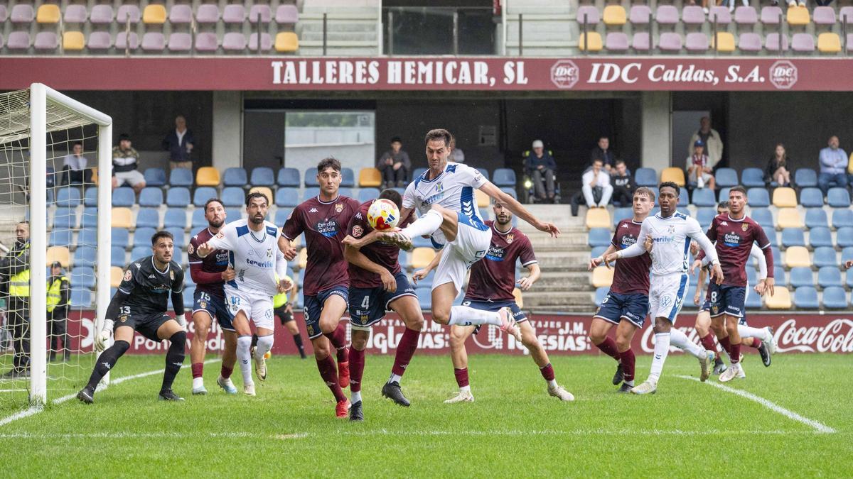 Remate a puerta de Jesús de Miguel en el partido Pontevedra-Tenerife.