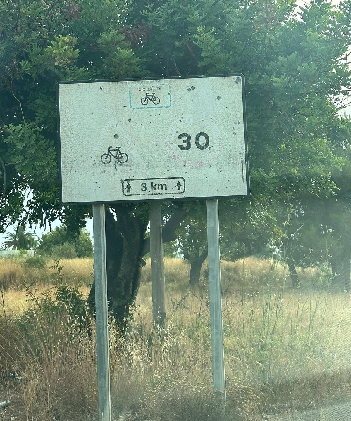 Una de las señales de la urbanización, con mentenimiento nulo.